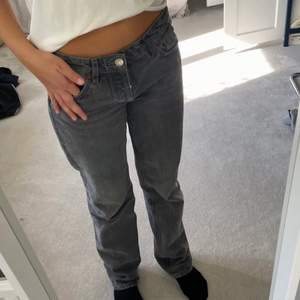 Jag säljer mina zara lågmidjade jeans i storlek 36 och passar perfekt på mig!! I nyskick! Pris kan diskuteras vid snabb affär💕✨