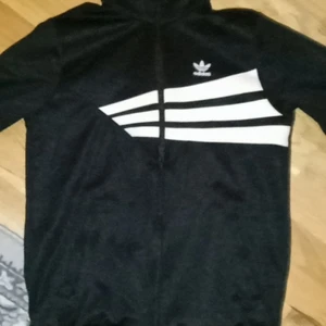 Adidas tröja  - En annan adidaströja fast med krage. Storlek M.