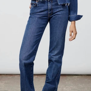 Zara jeans - Endast testade. Satt ej som jag ville, lite för tajta. Storlek 38 men skulle säga att de sitter som 36. Skeiv för fler bilder !