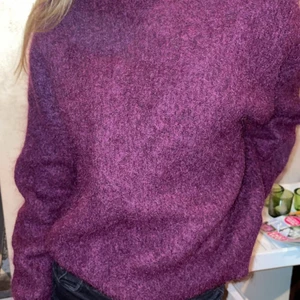 Lila ulltröja - Säljer denna lila ulltröja från bikbok. Så skön och mysig. Skulle säga att den är en S-M