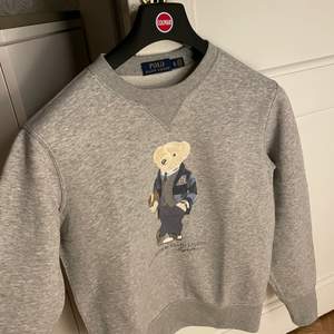 Tjena jag säljer min Ralph lauren suitbear sweatshirt då den är lite för liten för mig. Storleken är xs men den passar de med storlek small om man vill ha lite något mer åtsittande passform! Skicket skulle jag bedöma 7/10 då den är använd och lite färg har försvunnit från björnens krage (se sista bild). Det syns dock endast om man kollar noggrant på nära håll. Därav kommer priset på 450. Nypriset ligger på 1200. Priset går att diskuteras   lite vid snabb affär. Kom privat för fler bilder/frågor!