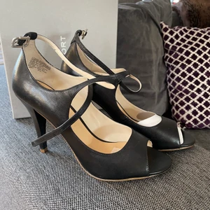 Oanvända pumps med öppen tå  - Oanvända pumps!köpta för ca 4 år sedan säljs pga för höga klackar vilket jag aldrig går med, storlek 38, smala fötter krävs. 