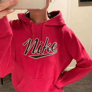 Nike hoodie - Jättesöt rosa Nike hoodie! Står storlek M men skulle anta att de är barnstorlek då den sitter som en XS-S (passar mig som har S) Hör av er vid frågor!