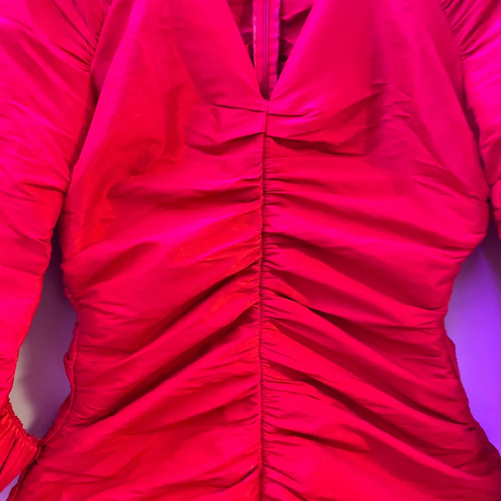 En figursydd röd klänning från Zara! Bild 3 ger bättre uppfattning av materialet😍 Riktigt snygg och är i storlek XS. Säljer den då den sitter för mig. ⚠️ Dragkedjan där bak tenderar att fastna ibland när man ska dra upp den ⚠️ men annars är den i bra skick🤩. Klänningar.