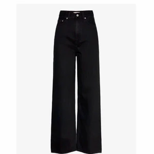 LEVI’s jeans - Detta är ett par svarta Levis jeans i nyskick som heter ”High loose” i storlek 26. Jag har endast använt dem 2 gånger. Det är bara att meddela om ni skulle vilja ha bilder👍🏼 Frakt ingår inte. Nypris: 1200 kr.🥰 Första bilden är inte min!