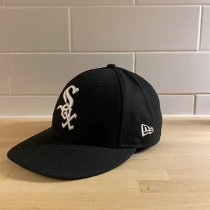 Fitted Cap - Säljer min Chicago White Sox Fitted keps pga att jag ej använder den. Kepsen är använd 4 gånger inga som helst fel på den. Hel svart och stil ren.                                                        Ny pris på kepsen är 500kr.                                              Storlek 7 1/4 (57,7cm)