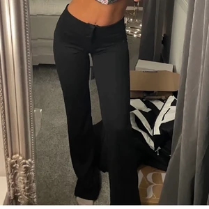 Kostymbyxor  - Nya kostymbyxor från PULL&BEAR som är helt slutsålda på hemsidan. Storlek XS (första bilden är lånad av zeldathyra) Köp direkt för 350kr