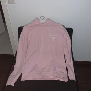 Anti social social club  - Säljer nu min rosa assc hoodie. Har Crakings på märket och även någon fläck som enkelt kan försvinna med en snabb handtvätt eller liknande. Köptes för något år sedan och inte använts på länge. Storlek är M men sitter som en lite mindre M. Sätter ett pris på 450kr men kan gå ner vid snabb affär :)