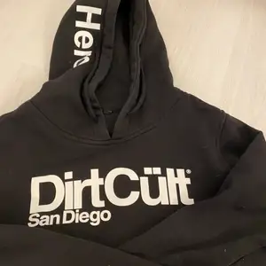 Säljer min superfina Dirtcult hoodie med tryck på bröst och luva