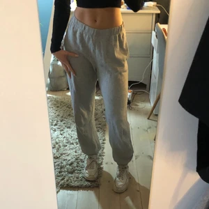 Mjukisbyxor brandy melville - Gråa mjukisbyxor från brandy melville. Skriv för mer info eller mått.