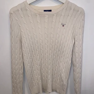 Gant tröja strl M - Vit gant tröja använt endast 3-4 gånger, storlek M, väldigt stretchig pris kan diskuteras