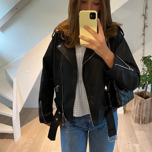 Skinnjacka  - Säljer den populära skinnjackan från Missguided. Den passar dig som är mellan 34-38 beroende hur man vill ha den! Priset är 350 kr inkl frakt. Använd 3 gånger och säljs pga det inte är min smak💕😭