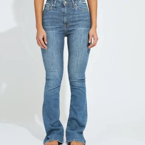 Utsvängda jeans - Säljer mina slutsålda utsvängda jeans, dem är ifrån bikbok. Dem är i ett väldigt fint skick och har endast används några fåtal gånger. Passar mig som är en 158, köparen står för frakten💞