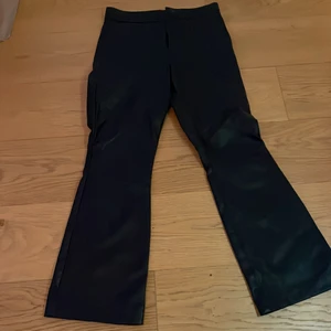 Skinbyxor från ZARA - Här är ett par assnygga skinbyxor från ZARA, dom är i färgen svart och är bootcut💕 FRAKT: 66kr