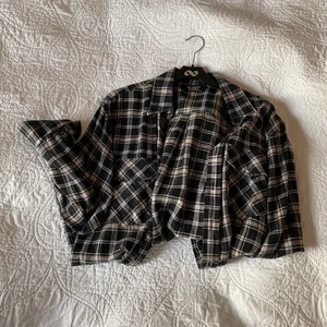 Oversize skjorta Bronk - Skjorta från Bronk i strlk S men mkt oversize. The perfect shirt. Köpt på en av kickbackpacks bloppisar hahaha, dom som vet dom vet 🥰🥰🥰 Så i använt skick! men fräsch