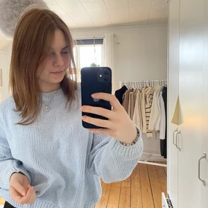 Storlek L - En jättefin blå stickad tröja köpt ifrån HM. Storleken är i L men har själv S så den funkar även perfekt för mindre. Använt den några gånger men säljer då jag inte använder den längre. 