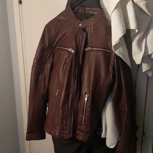 Skinnjacka rockandblue of sweden - Ej jacka som inte längre finns att köpa. Priset var så 3000 kr den är iögonfallande 