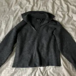 Säljer denna trendiga mörkgrå stickade tröja. Fin kvalitet och sparsamt använd❤️🤍