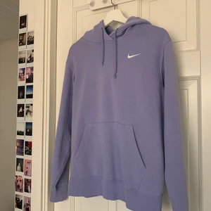 Nike hoodie  - As snygg ljus lila Nike hoodie. Säljer pågrund av att jag inte får användning av den längre, sparsamt använd i bra skick! Lite oversized sitter svin bra❤️‍🔥❤️‍🔥