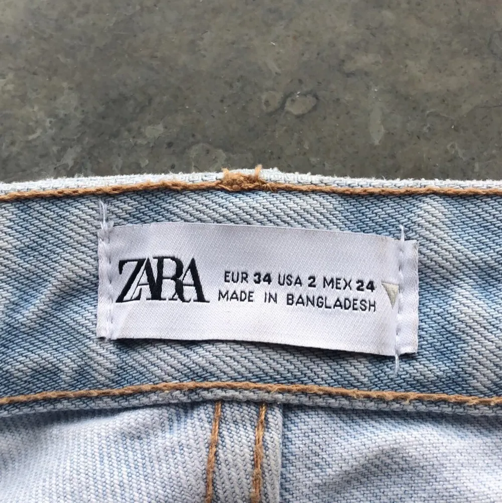 Ljusblåa vida jeans från zara.  Använda men i mycket bra skick. Perfekt längd för mig som är 176, men går lätta att klippa av.. Jeans & Byxor.