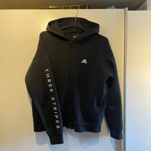 Adidas kofta - En jättefin tröningskofta i nyskick då den inte är så använd. Ord.pris 599kr