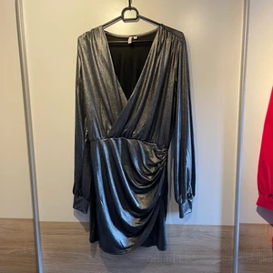 Fets klänning  - En jättefin klänning som passar perfekt till fest. Den är använd bara 1 gång och är köpt på Nelly.com. Ord.pris 399kr