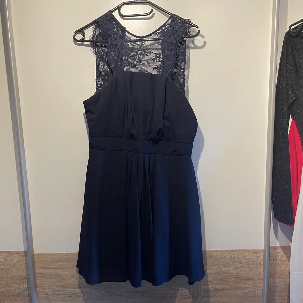 En jätte söt och gullig klänning köpt på Nelly.com. Använd bara en gång ord.pris 499kr. Klänningar.