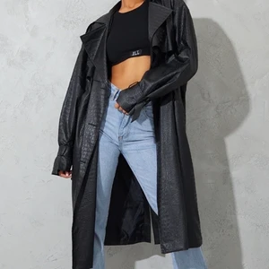 Trench coat  - Säljer denna jättefina jacka som tyvärr är för stor för mig. Den är helt ny och prislappen sitter kvar. Det är lånade bilder men hör av er för fler bilder. Nypris var 700kr men säljer för 550🥰
