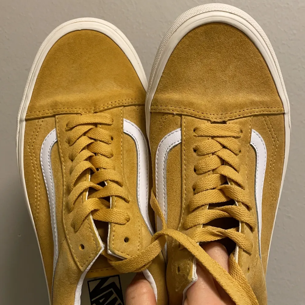 My boyfriend bought and didn’t use them!, so the color is like mustard and they are in perfect condition . Skor.