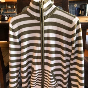 Randig tröja - Supermjuk och skön! Sömmarna har gått lite på ena fickan men det går att sy tillbacka med en söm eller liknande. Skriv till mig för fler frågor!