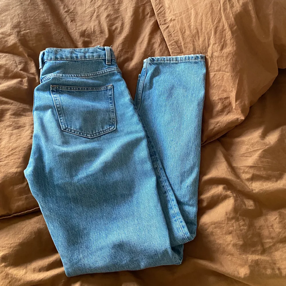 Perfekta blåa jeans från otherstories som tyvärr är för små för mig. Jag är 164 cm och perfekta i längden, storlek 29 men försmå för mig som brukar ha S/M eller 38 (ska vara små i storleken enligt other stories). Slut på hemsidan och knappt använda. Nypris cirka 900. . Jeans & Byxor.