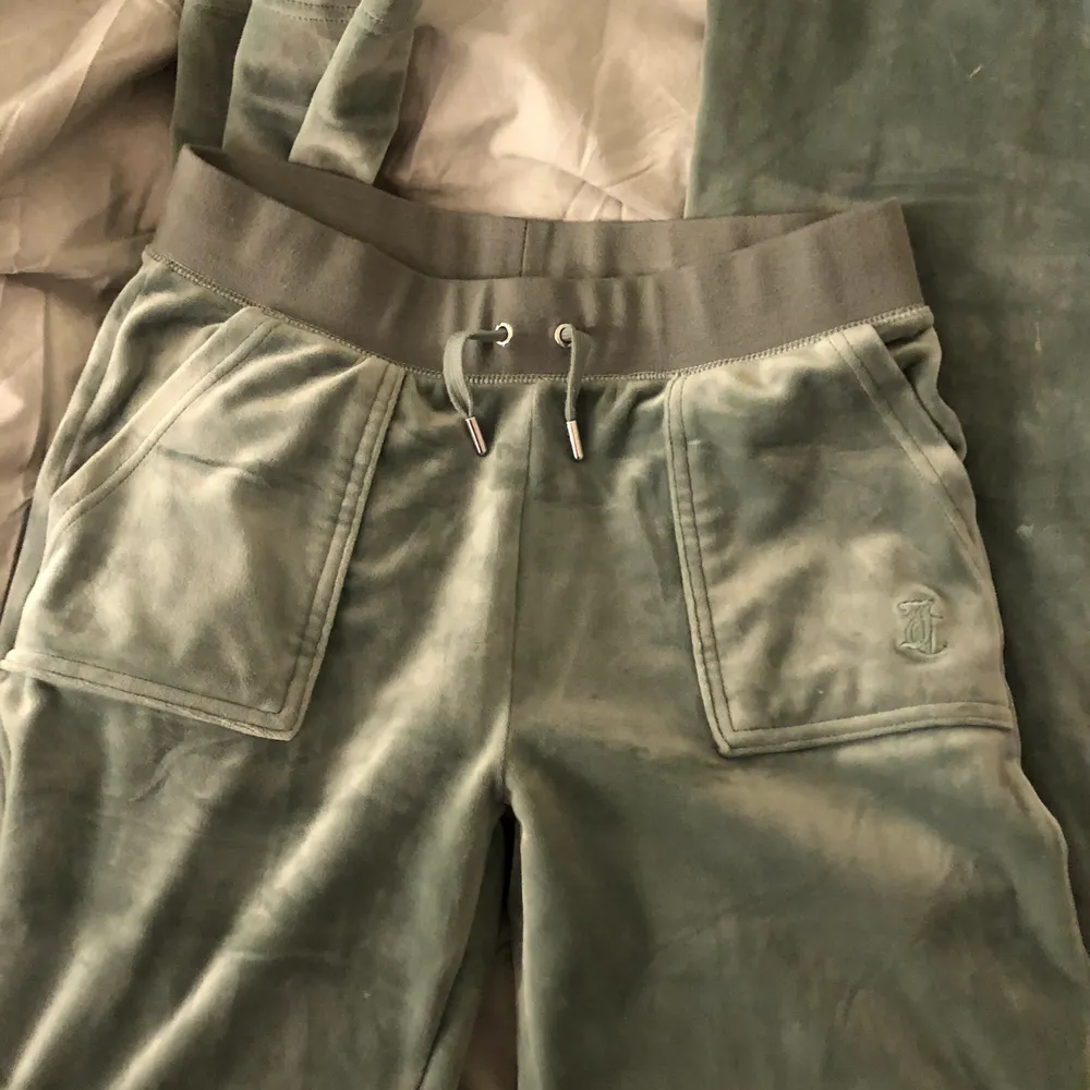 Juicy couture byxor i frägen chinois green, använda ett par gånger, inga defekter🤍❤️‍🔥. Jeans & Byxor.