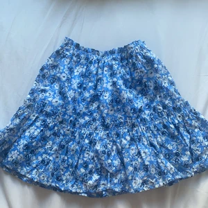 kjol från zara - sååå fin kjol från zara, från deras barnavdelning men passa mig som är xs och kan även passa S för den är stretchig. perfekt till sommarn!!!