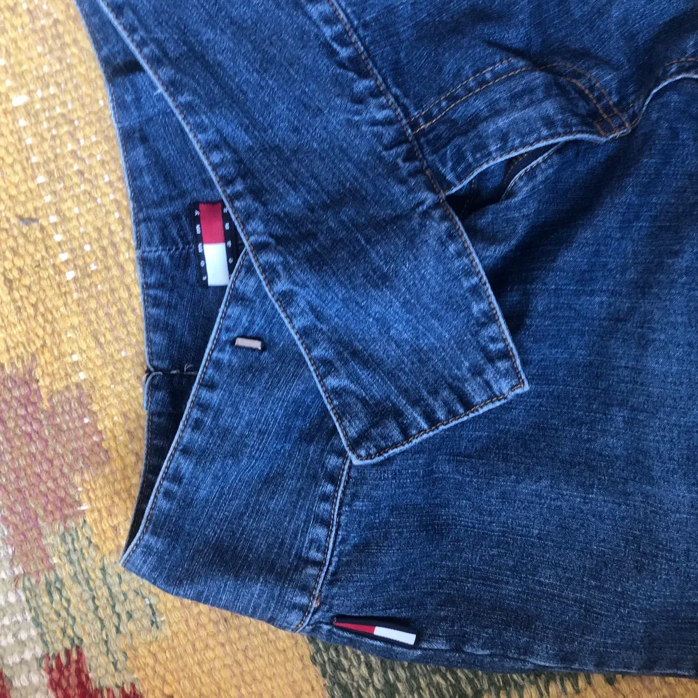 Lågmidjade jeans med detalj i midjan från Tommy hilfiger. Är lite insydda i midjan men de går lätt att sprätta upp. Superfina, bootcut. . Jeans & Byxor.