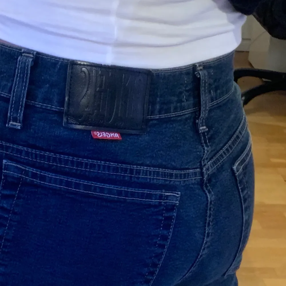 Coola jeans från märket angels köpa second hand men i bra skick! Storlek 38 och passar mig som är 170 💖 kan mötas upp i Stockholm eller frakta . Jeans & Byxor.