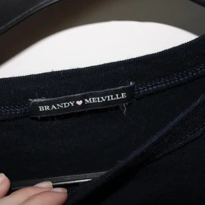 Långärmad tröja brandy melville - En jättefin tröja från brandy Melville som jag inte längre använder