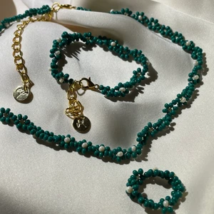 Vincent - 💚Vincent  🍃Blomsmycke ✨Välj mellan silver-& gulddetaljer                                                                       💚Pris: Halsband: 169kr Armband: 99kr Ring: 69kr  💚Setpriser: Vanligt set (armband & ring): 160kr      Komplett set (halsband, armband & ring): 330kr             🍃Eventuell fraktkostnad: 14kr                                        🤍Mer info på Instagram @amici.uf