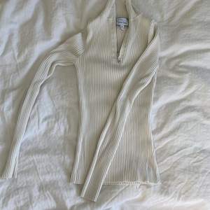 Stretchig vit ribbstickad tröja från &other stories med dragkedja