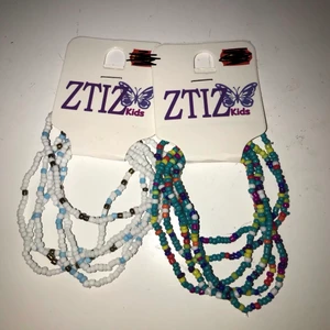 Armband - As snygga armband gjorda av pärlor. 6 armband i varje par. Fina och somriga. Aldrig använda, ny skick. Väldigt töj-bara. Köp ett par (ett par är en färg) för 9 kr, eller båda för 15 kr. Frakten kostar förmodligen 13 kr. Kontakta mig för fler bilder. Priset kan möjligtvis diskuteras 💕