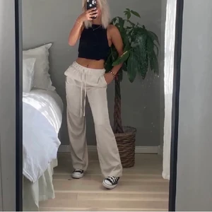 Satinbyxor från HM - ❗️LÅNADE BILDER❗️Säljer dessa populära byxor från HM i storlek Xs. Sparsamt använda, i bra skick. Normala i storleken, passar mig som brukar ta xs eller 34. Liknar linnebyxor men materialet är ungefär som satin. Skulle säga att de är krämvita/beiga. Jätteluftiga och sköna. Säljer för 100+66 kr frakt 💕