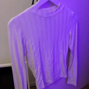 Vit långärmad tröja - Säljer min vita tights långärmade tröja, aldrig använd och i super bra skick 🤍🤍