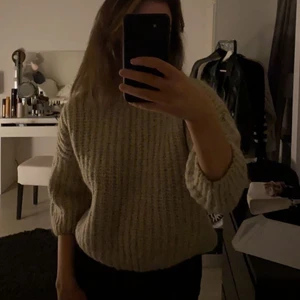 Stickad tröja  - Stickad tröja från bikbok med trekvartslånga armar. Använd fåtal gånger pga att de inte riktigt är min stil, väldigt fint skick!! Köparen står för frakten!❤️