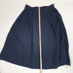 Knälång kjol  - Marinblå knälång kjol. Nästintill oanvänd. Midja - 36 cm. Längd - 74 cm. 