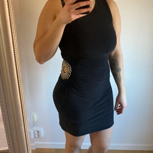 Klänning från Sisters  - Jätte fin klänning som har bara använts en gång , är köpt hos sisters i stolek M. Är tajt i materialet och elastisk med väldigt fin detalj vid sidan av höften så skulle passa S också