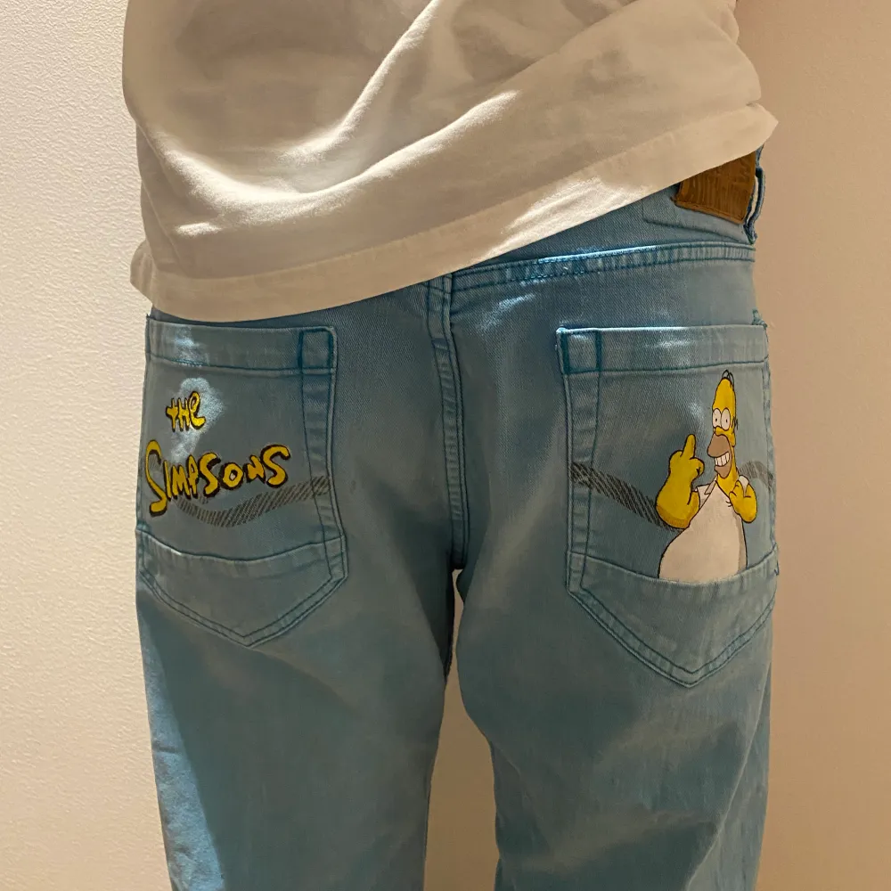 Handmålade ljusblå jeans med homer Simpsons på 💛 Modellens längd: 184 cm. Jeans & Byxor.