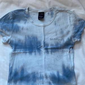 Kort blå batik t-shirt från Iets Frans/Urban Outfitters 💙 Croppad modell! 