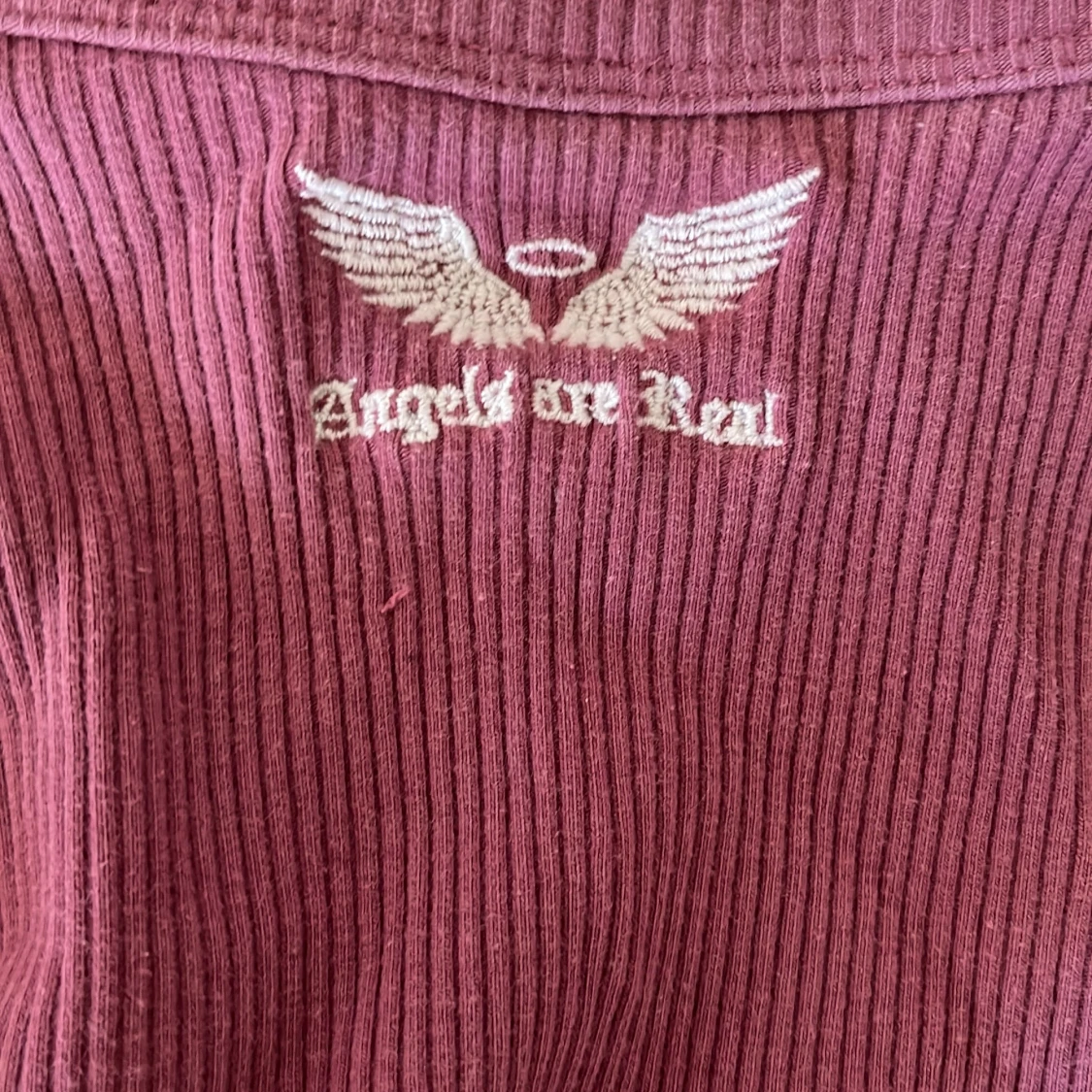 Lila/rosa topp med vitt tryck. - 91