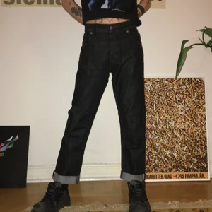 Gråsvarta jeans - Gråsvarta jeans från nudie, midjemått 82 cm, innerbenslängd 68 cm, midja till gren 26 cm.