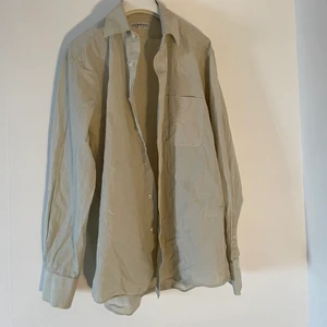 Yves Saint Laurent Skjorta. - Rikigt snygg tröja från YSL, köpte några månader sen men har inte fått någon användning för den, så rikigt bra skick. Behöver strykas.