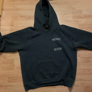 Our legacy hoodie stl:52 - Pris är diskuterbart! Säljer på grund av ingen användning på sistånde. Riktigt snygg o skön hoodie.                                                                                       Kan tradea. Baggy and boxy fit.  -100% Heavyweight Cotton -Portuguese fabric -WORK SHOP front print -Relaxed boxy fit Skriv om du har frågor!